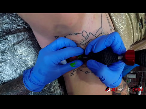 ❤️ Uiters getatoeëerde hottie Sully Savage het 'n tatoeëermerk op haar klitoris gekry ❤️❌ Porno by ons af.dreamlandpassionfever.ru ☑